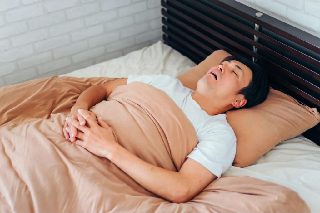 寝ている男性