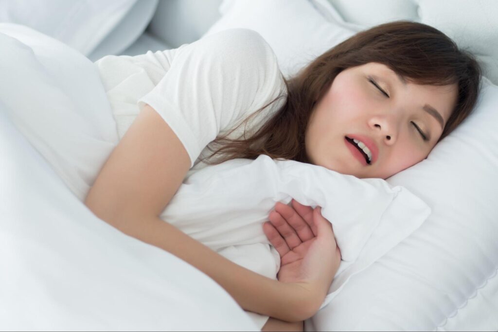 寝ている女性