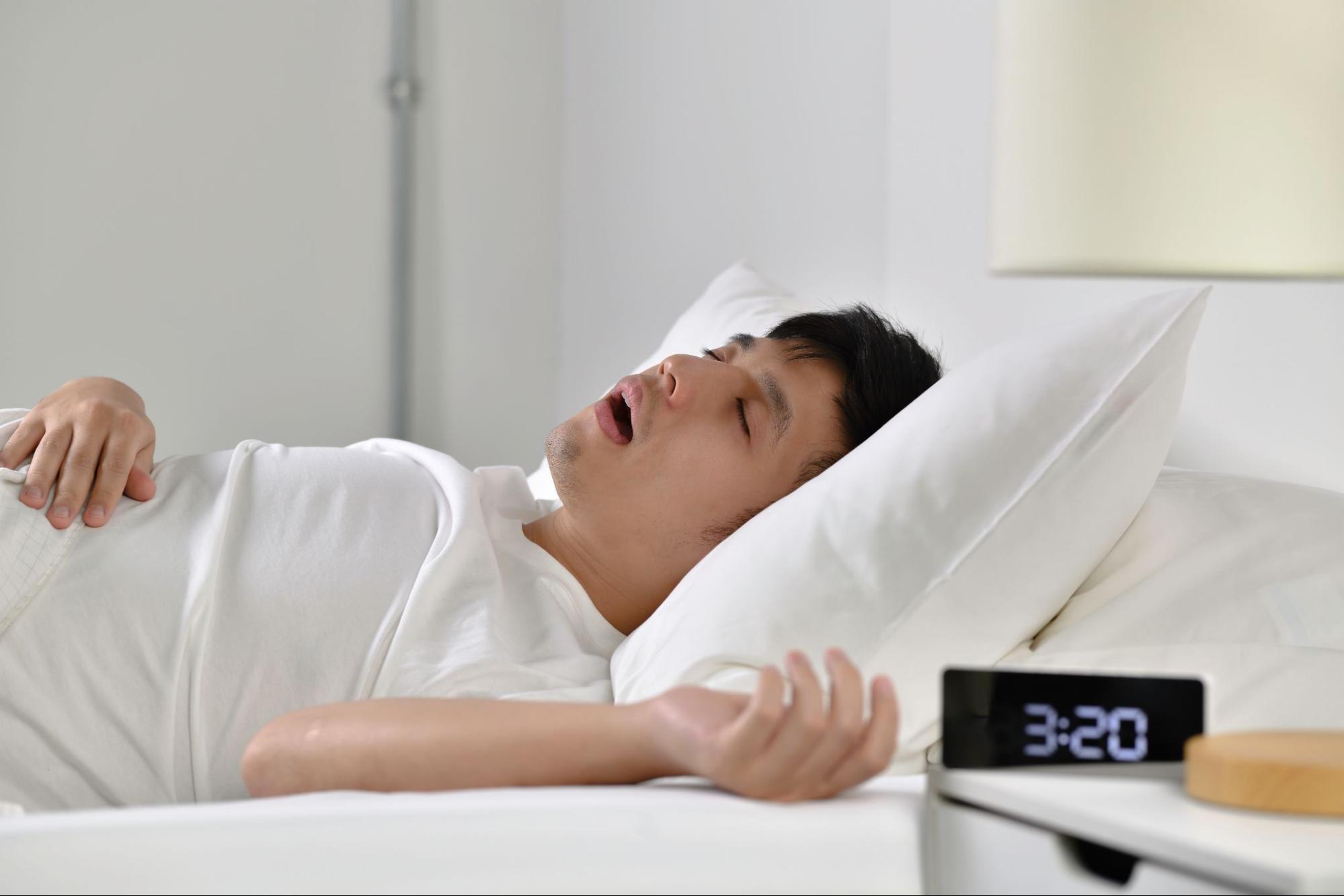 寝ている男性