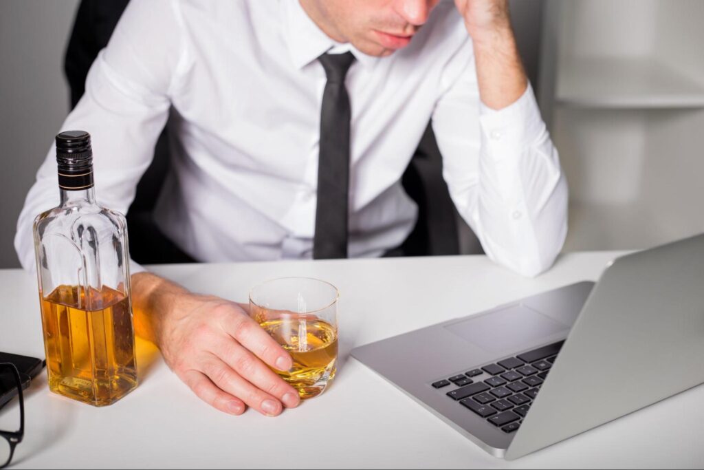 お酒を飲む男性