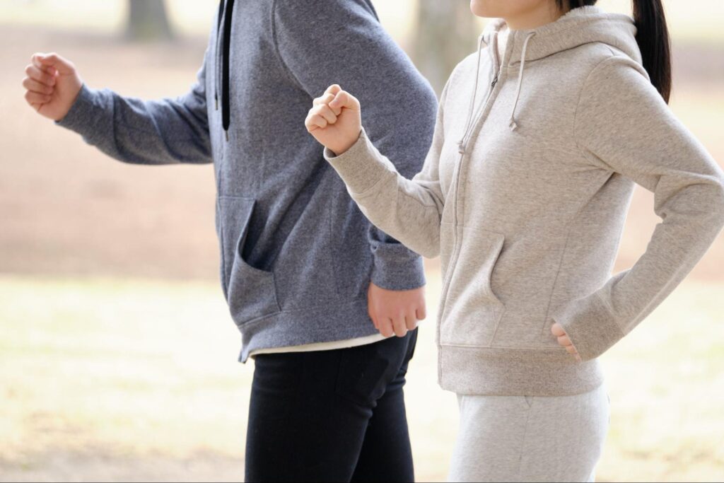 ウォーキングをする男女