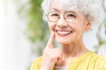 笑顔の高齢女性