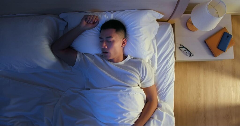 寝ている男性
