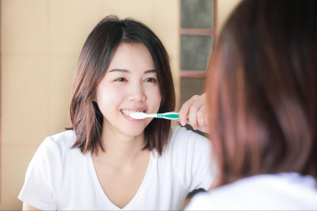 歯磨き中の女性