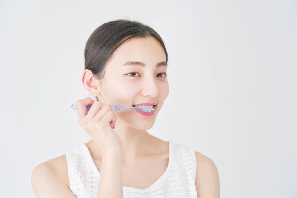 歯磨き中の女性