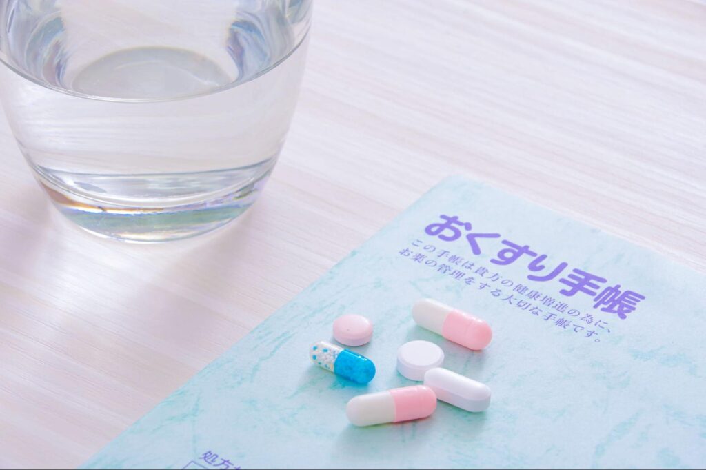 水の入ったコップと薬