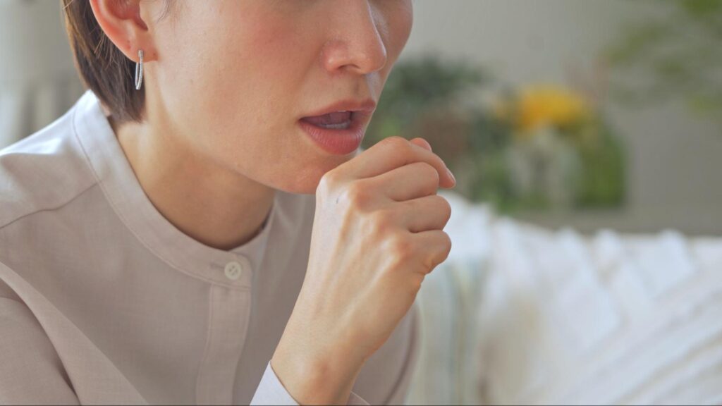 親知ら親知らずが原因で発熱が起こりつらそうな女性