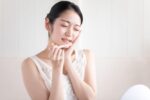 親知らず抜歯後の痛みに顔をしかめる女性