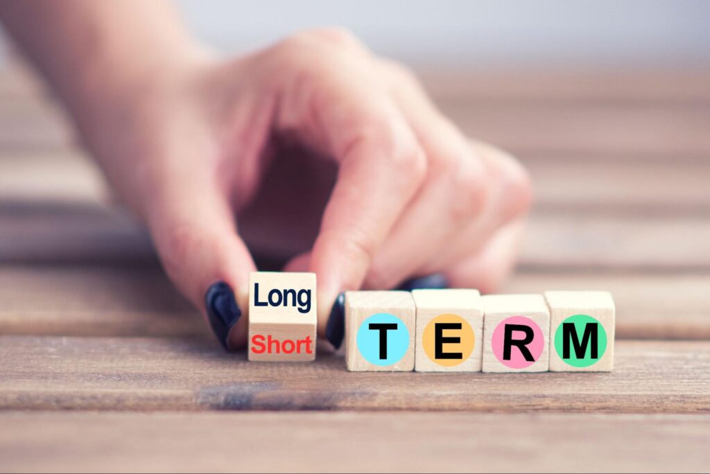 LONG/SHORT TERMと書かれた木製ブロック