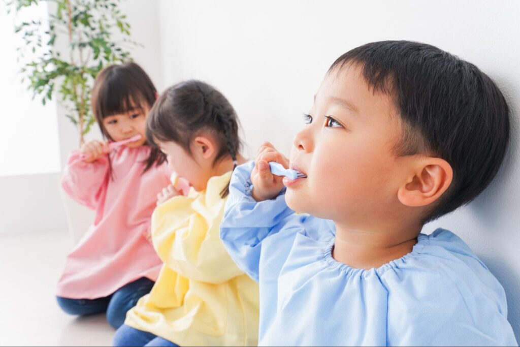 歯磨き中の子どもたち