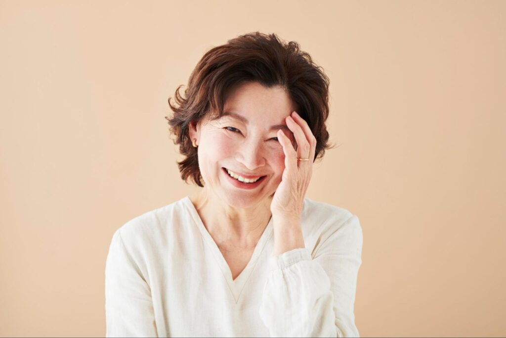 笑顔のシニア女性