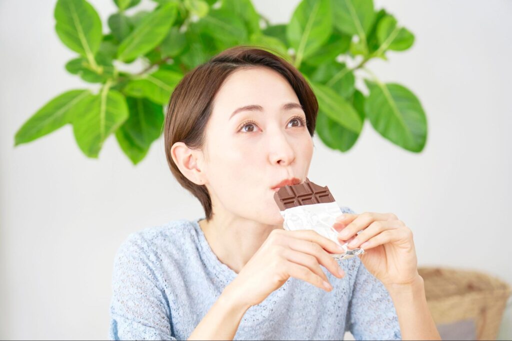 チョコレートを食べている女性