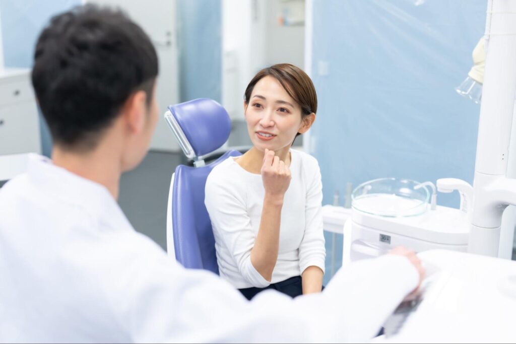 歯科医師から説明を受ける患者