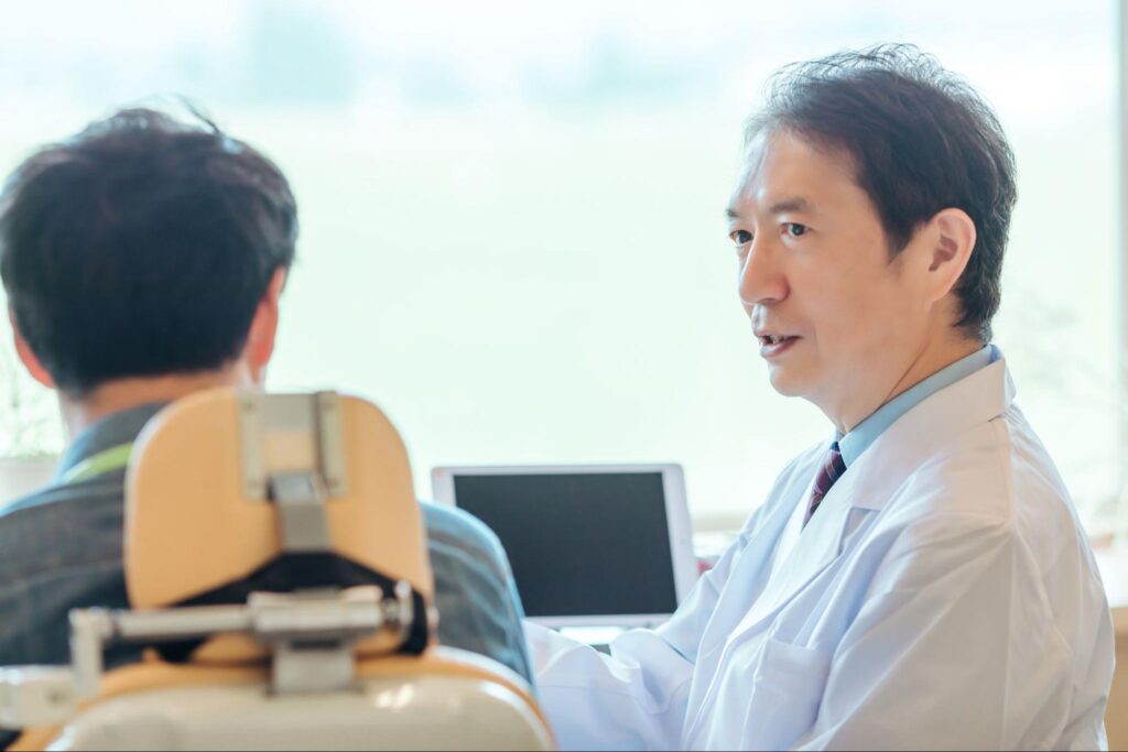 親知らずの痛みを放置してはいけない理由を説明する医師