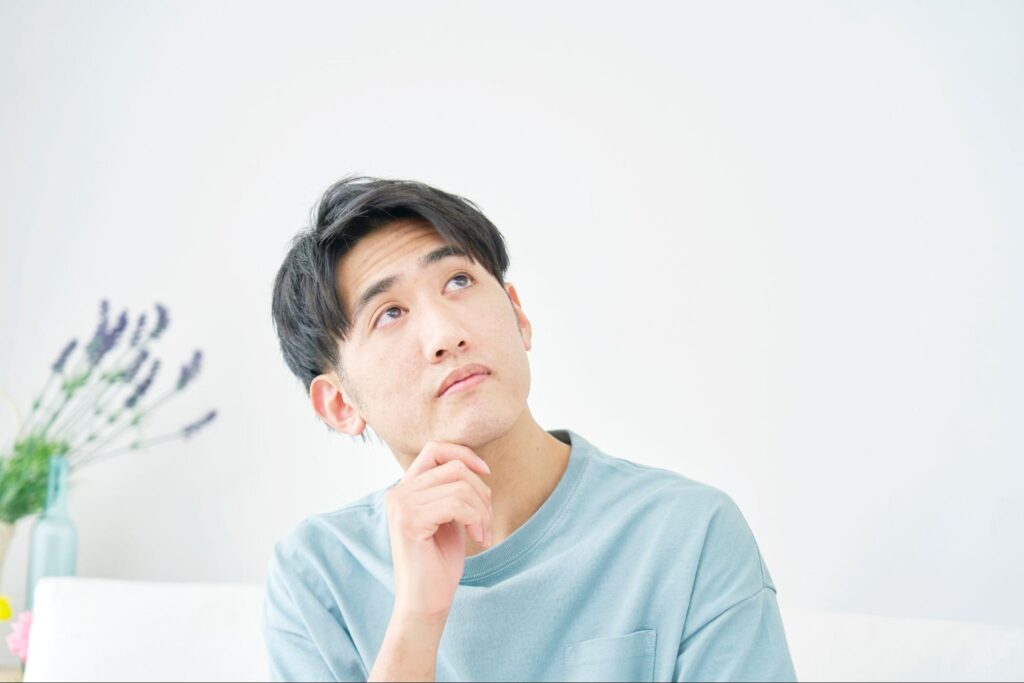 「親知らずが埋まっている場合は放置してもいいの?」と首を傾げる男性