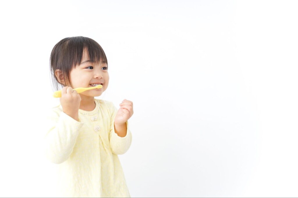 歯磨き中の子ども