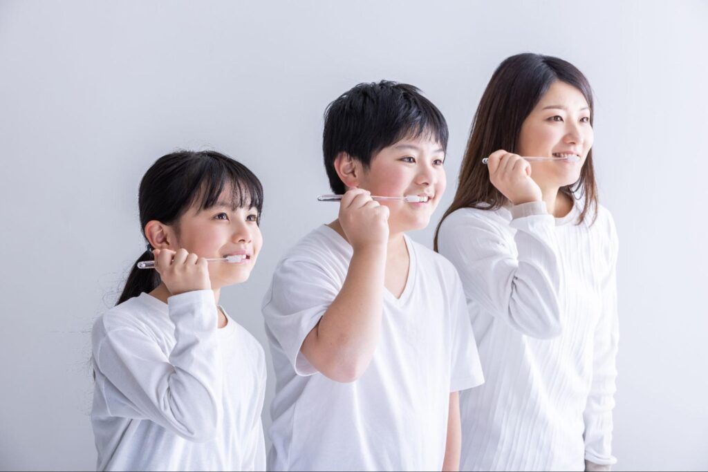 歯磨き中の親子