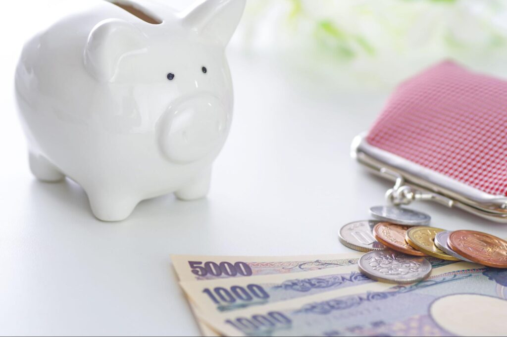 貯金箱と財布とお金