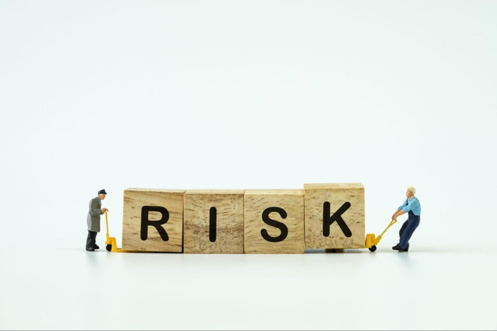 RISKと書かれた木製ブロック