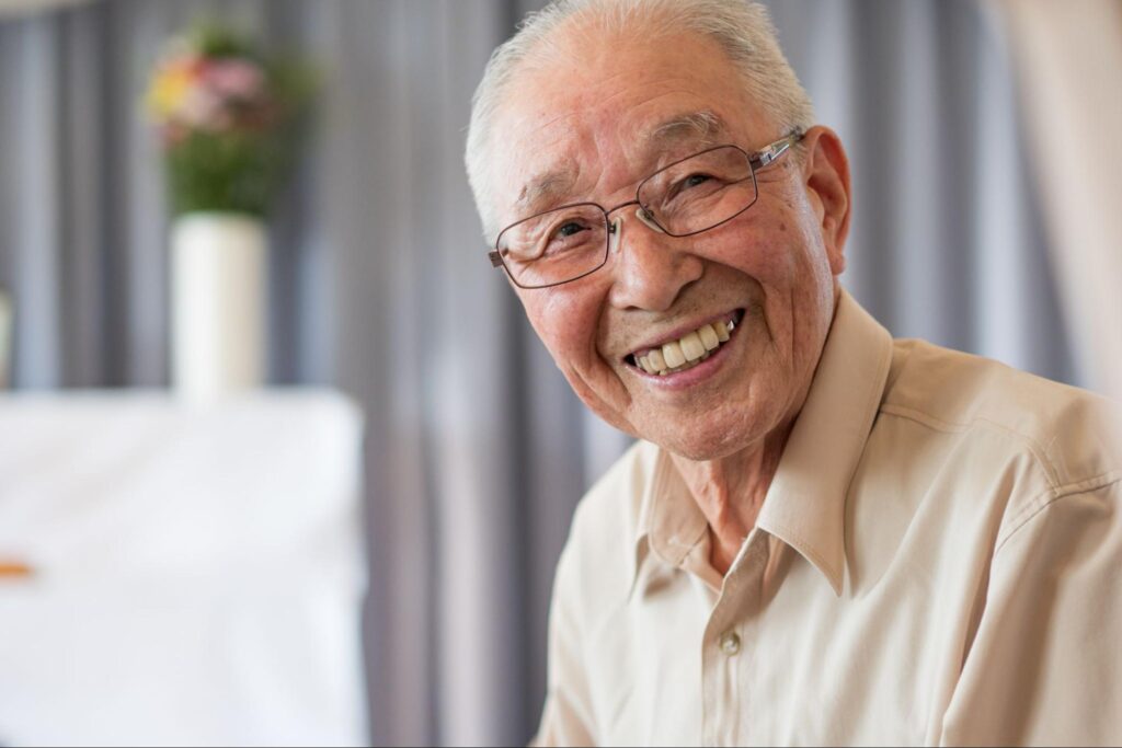 笑顔の高齢男性