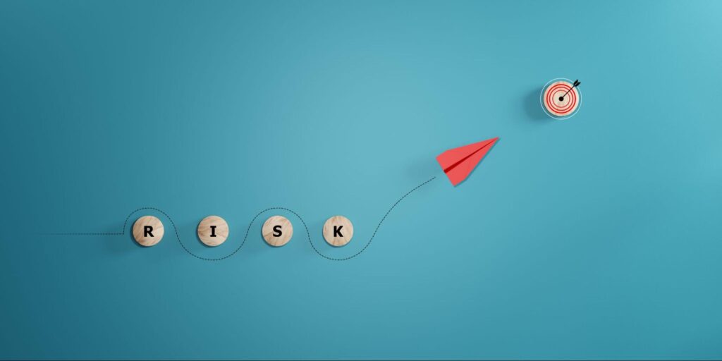 RISKと書かれたボールと紙飛行機と的