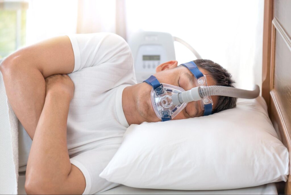 睡眠時無呼吸症候群の治療としてCPAP(シーパップ)をしている男性