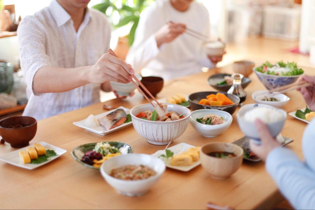 栄養バランスの整った食事をしている家族