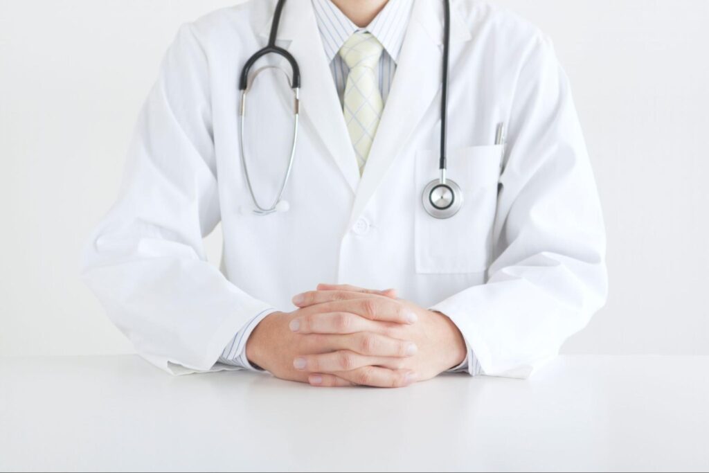睡眠時無呼吸症候群が生存率・寿命に与える影響について説明している医師