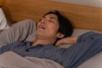 口を半開きにしていびきをかいている男性
