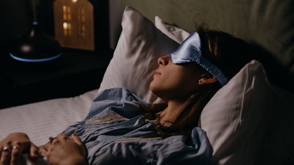 アイマスクをして眠る女性