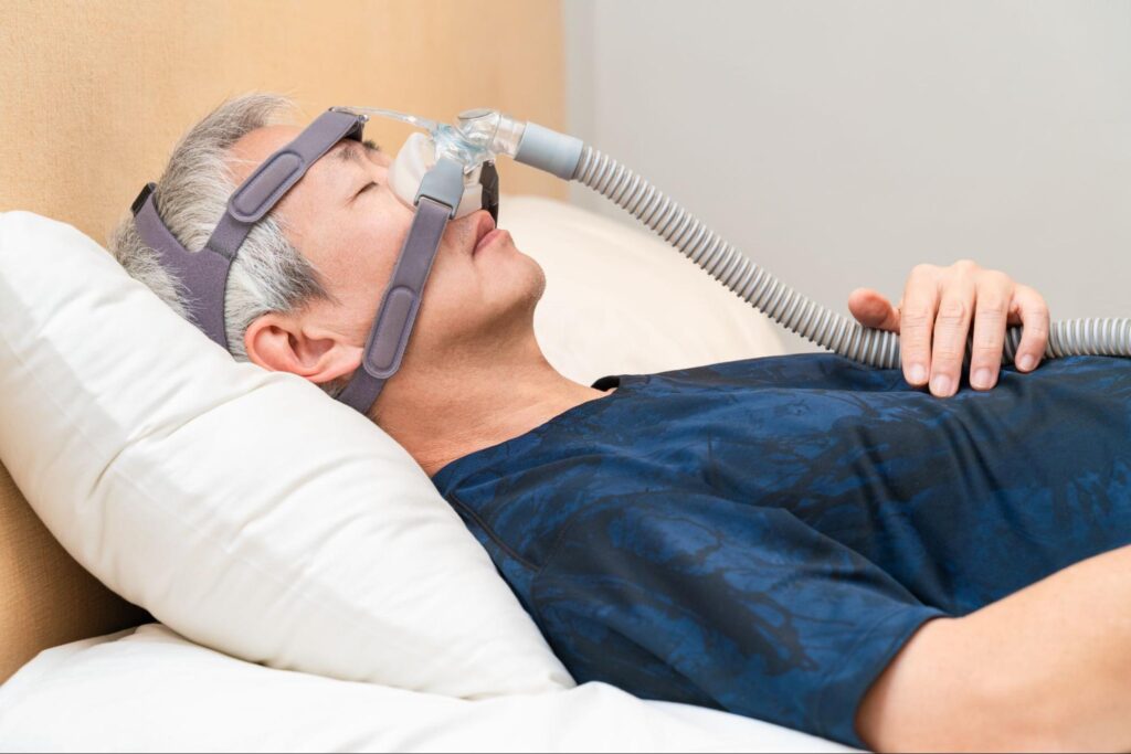 睡眠時無呼吸症候群の治療としてCPAP（シーパップ）をしている男性