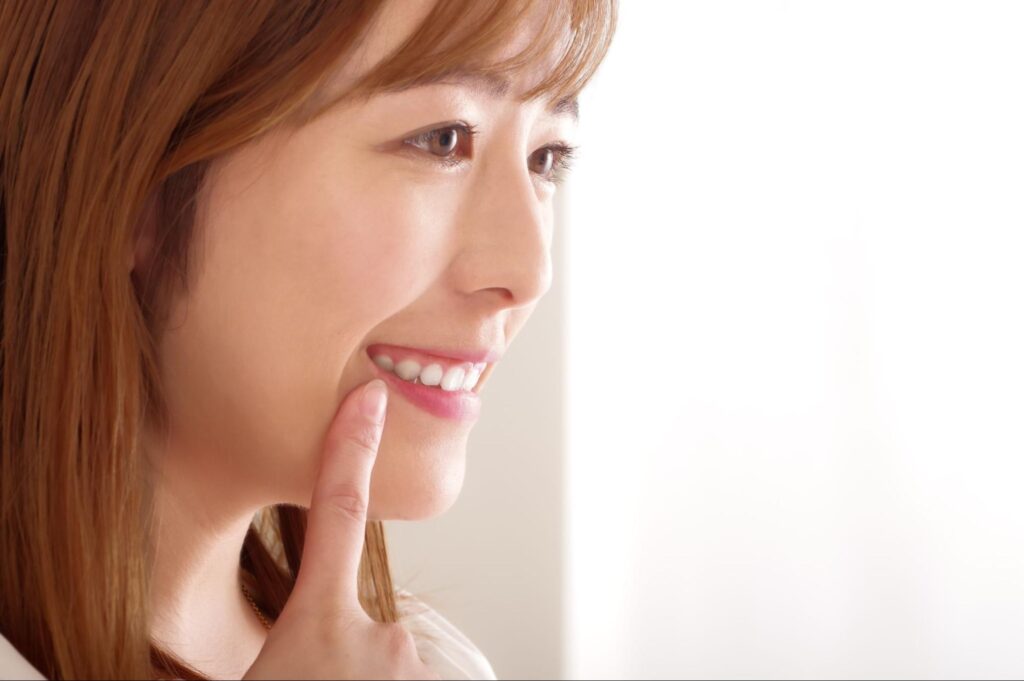 歯を見せる女性