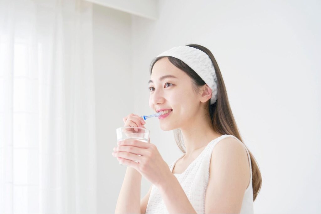 歯磨きをする女性