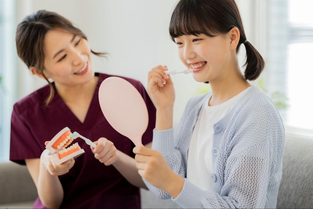 歯磨き指導をする歯科衛生士