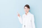 指を立てる歯科医師