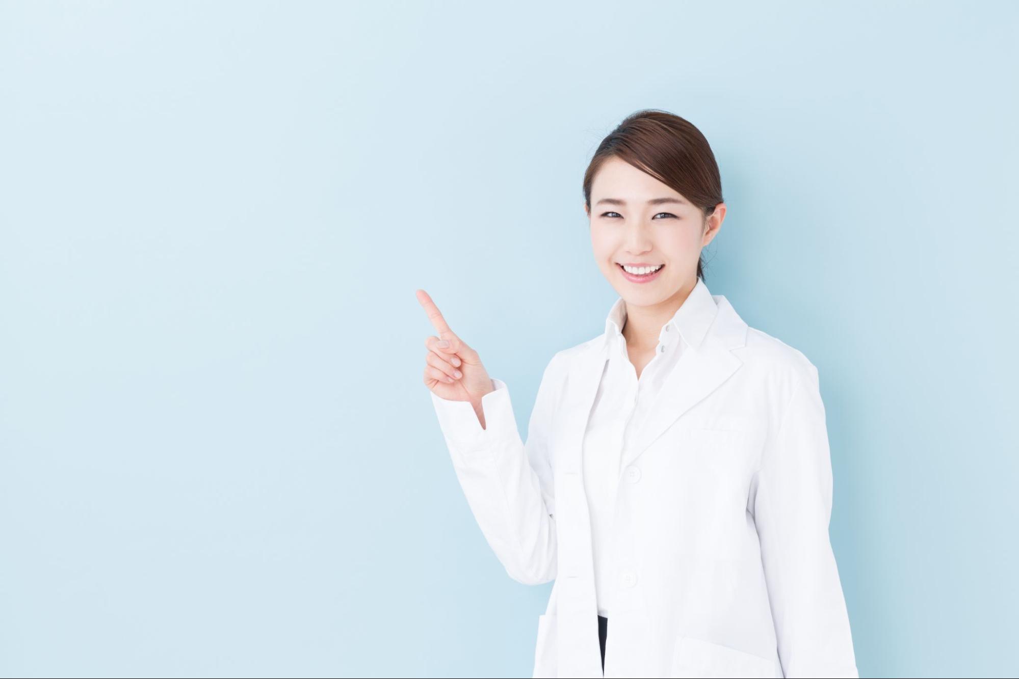 指を立てる歯科医師