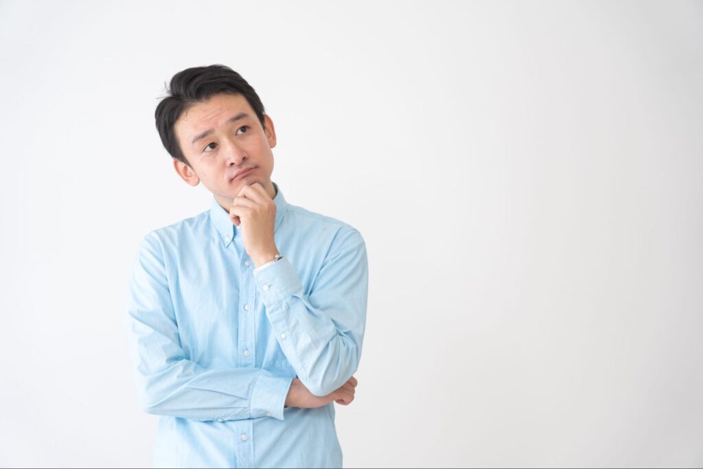 悩む男性