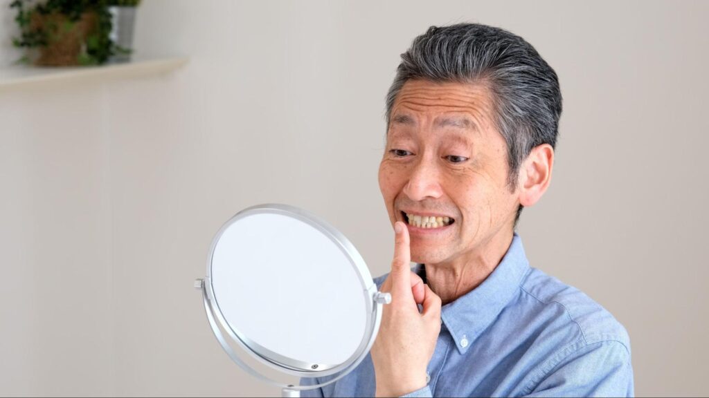 歯を確認する男性