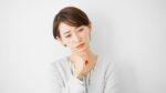 悩んでいる女性