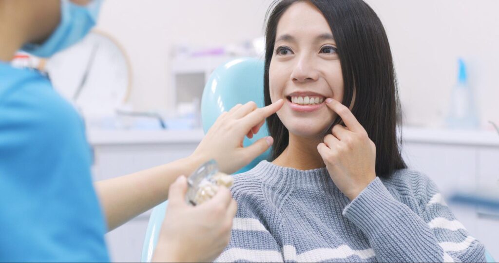 歯科医院で治療を受ける女性
