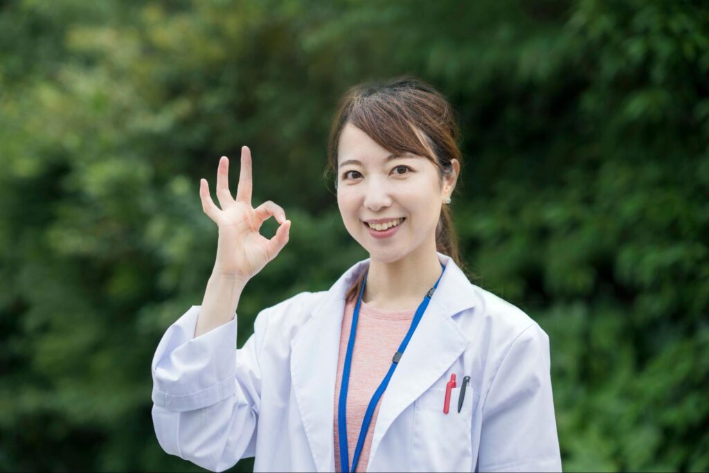 手でOKをつくる女性医師