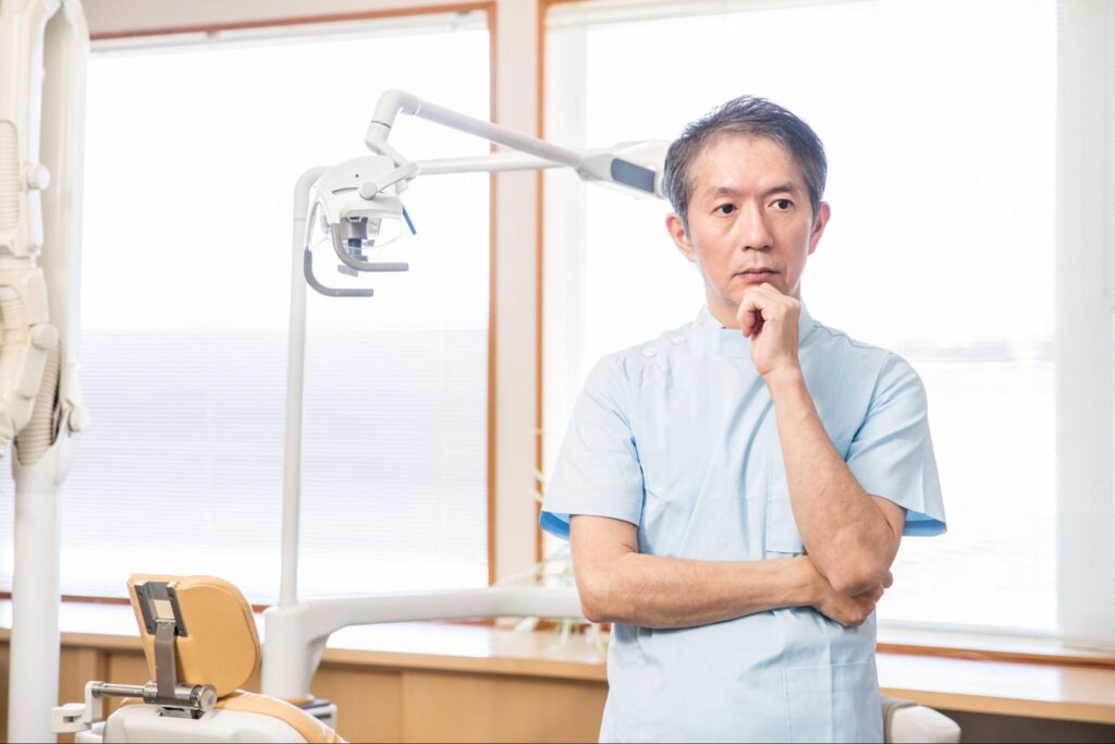 悩む歯科医師