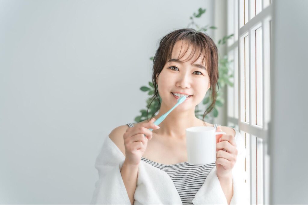 歯磨きをする女性