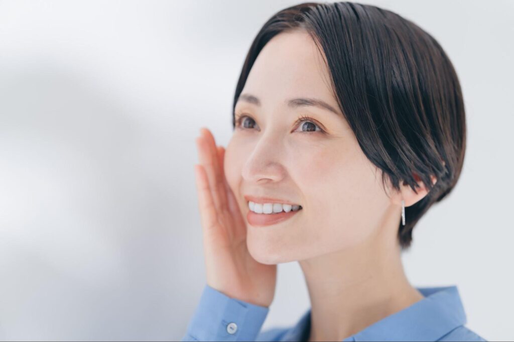 頬を押さえる女性
