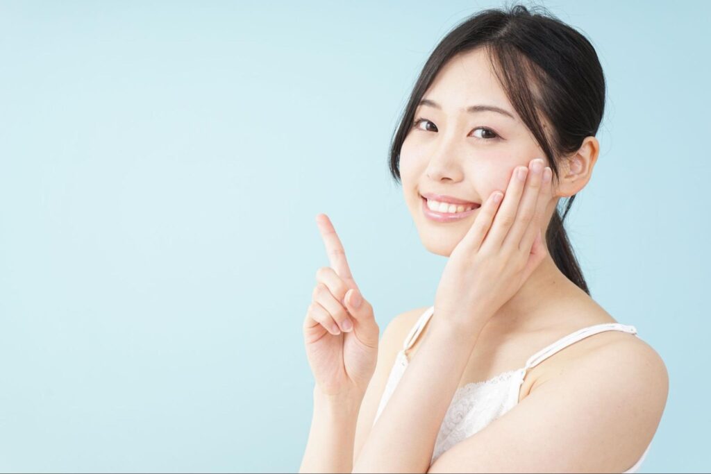 ポイントを説明する女性