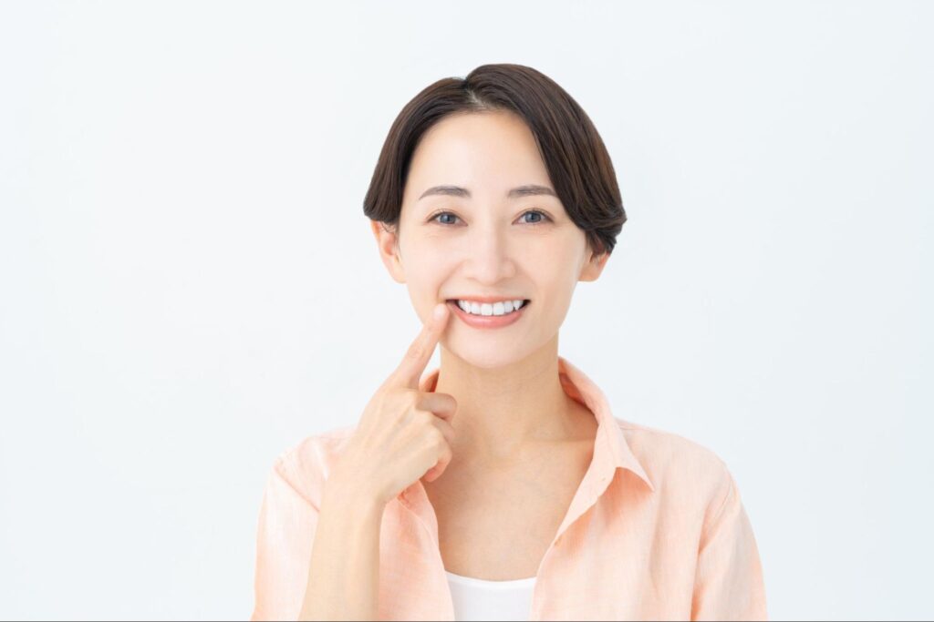 歯を見せる女性