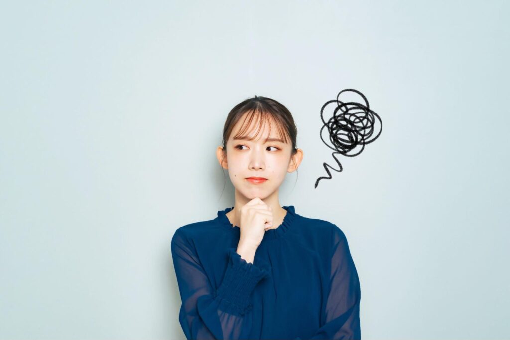 悩んでいる女性