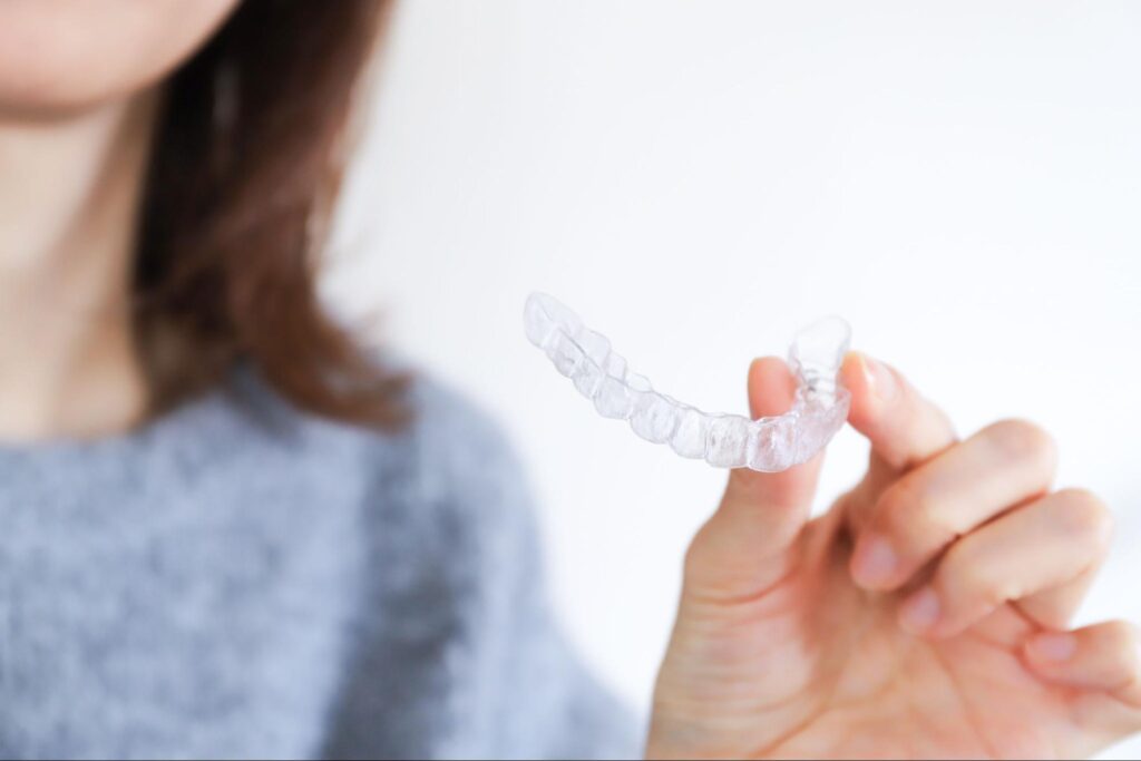 マウスピースを持つ女性