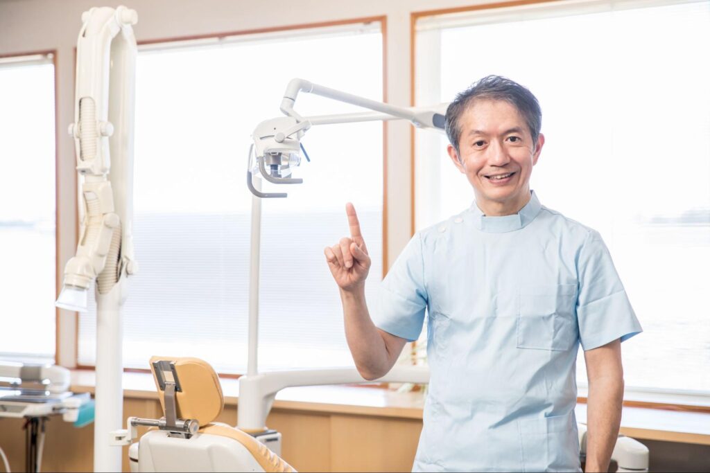 ポイントを説明する歯科医師
